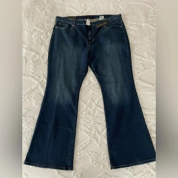Banana Republic Vintage Stretch Low-Rise Bootcut Jean - Picture 1 of 13